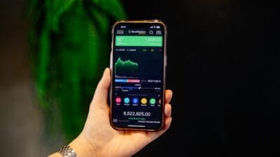 liquidez imediata: celular mostrando resultados de investimento