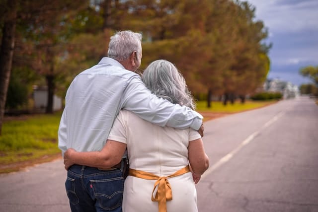 seguro de vida para idosos: casal de idosos abraçados