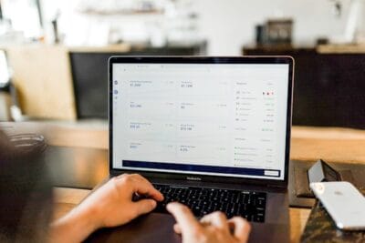 o que é rentabilidade: imagem de um notebook com investimentos