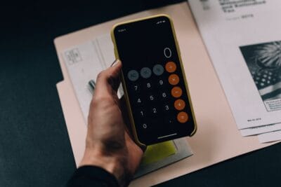 lci e lca são isentos de ir: imagem de um iphone com a calculadora aberta
