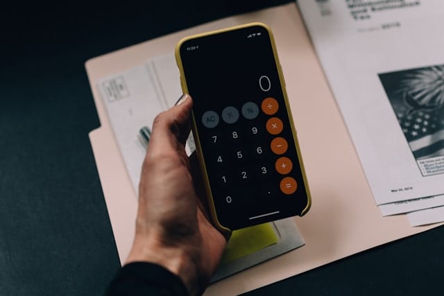 lci e lca são isentos de ir: imagem de um iphone com a calculadora aberta