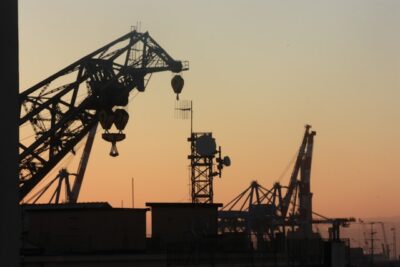como investir em petroleo: foto de uma estação de petróleo no por do sol