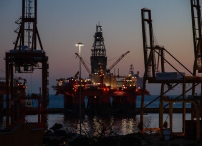 preço do barril de petroleo: estação de extração de petróleo