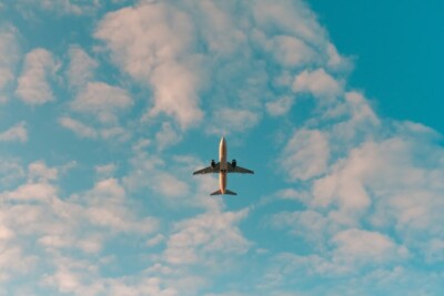 cartão TAP BTG: foto de um avião voando