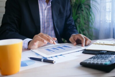 aluguel de ações: homem de terno analisando gráficos