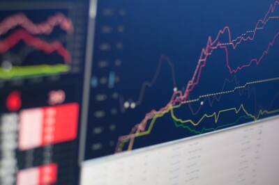 ações do btg pactual: foto em close-up do monitor exibindo gráfico
