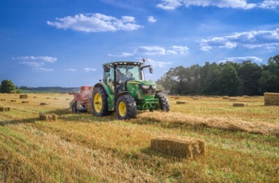 fiagros: trator verde no campo marrom da grama sob o céu azul durante o dia
