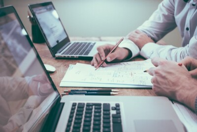 Insatisfeito com a sua assessoria de investimentos: pessoas analisando gráficos e dados