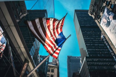 ações americanas: um grupo de edifícios com bandeiras